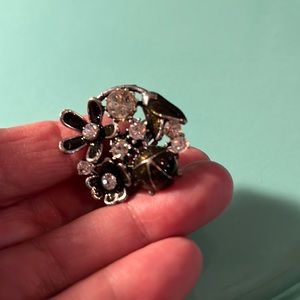 Gorgeous Black and clear stone ring